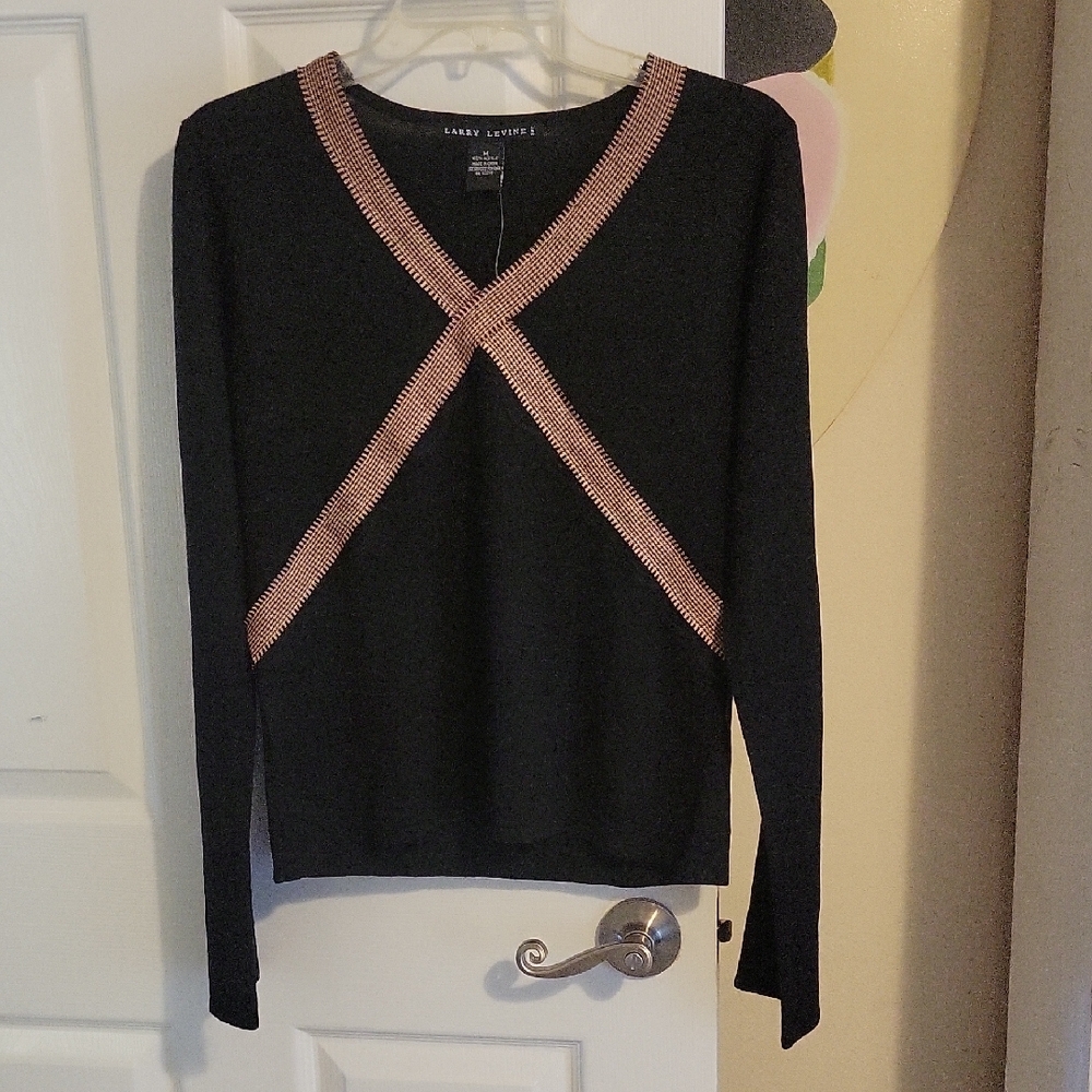 Larry Levine SzMed Chic Vneck Black Top with tan houndstooth trim detail NWT